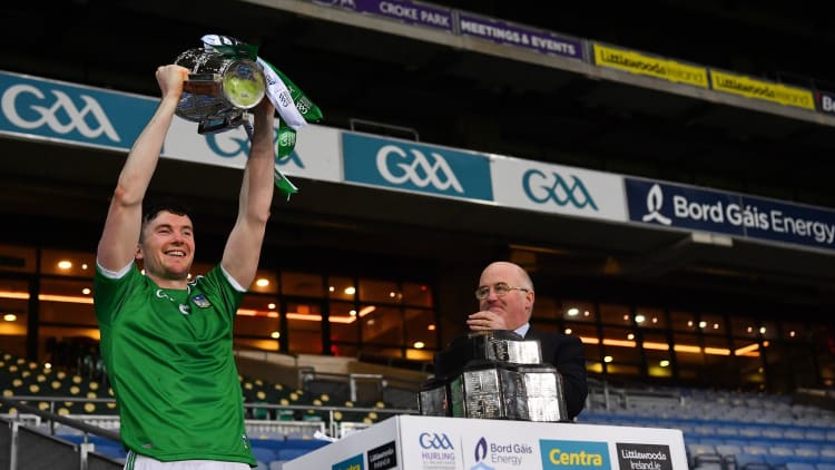 Declan Hannon ag ardú Chorn Liam Mhic Cárthaigh don dara huair do Luimneach le trí bliana anuas Dé Domhnaigh seo caite, 13 Meán Fómhair, 2020